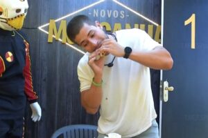 BBB 22: Arthur Aguiar come demais e é expulso de ação por Dummy