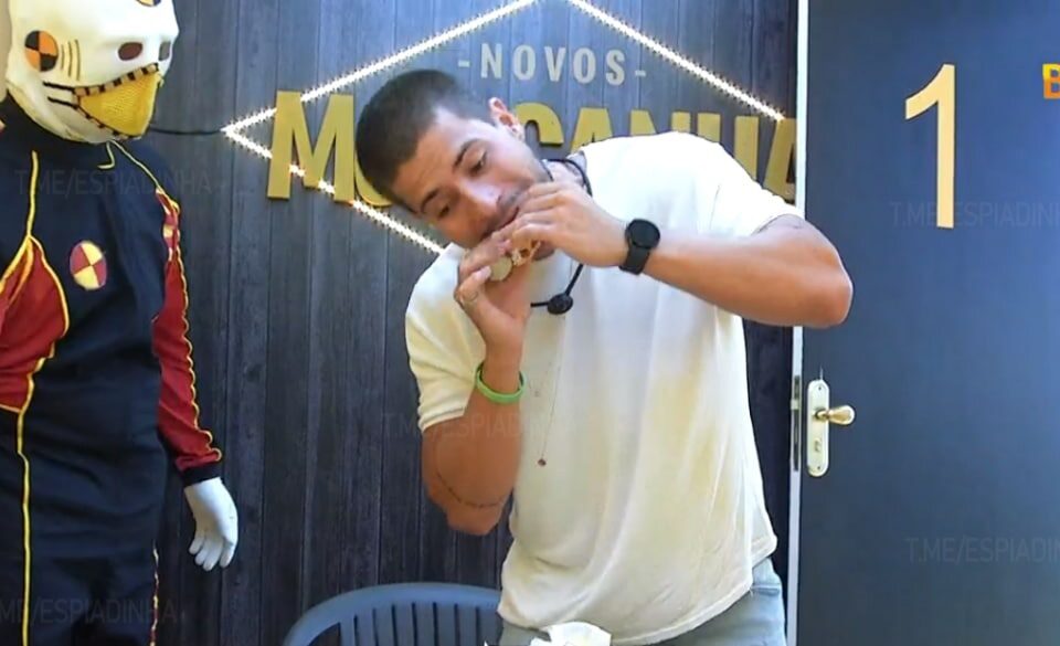 BBB 22: Arthur Aguiar come demais e é expulso de ação por Dummy