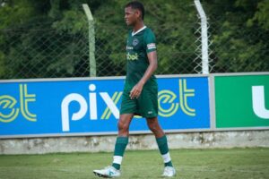 Zagueiro Everson durante passagem no Goiás