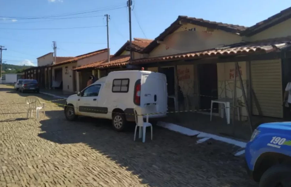 Motorista bêbado invade casa e atinge morador que dormia com carro da Prefeitura de Pirenópolis (GO)