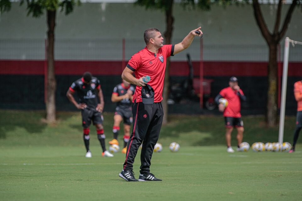 Umberto Louzer em treinamento no CT do Dragão