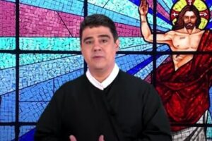 Três dias após o STF arquivar o processo contra o padre Robson, o religioso emitiu vídeo em que diz que foi vítima de agressão absurda. (Foto: reprodução)