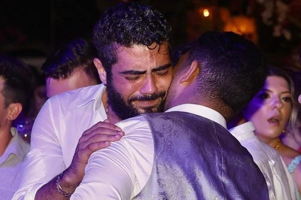 Henrique Marília Mendonça Juliano Sertanejo se casou em Trancoso, na Bahia. Henrique chora ao ouvir música de Marília Mendonça em casamento de Juliano