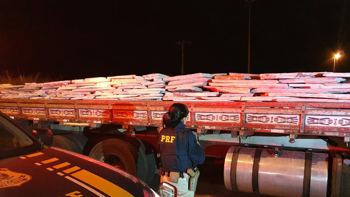 Caminhão que saiu de Pirenópolis (GO) com pedras “soltas” é detido em Ceilândia (DF)