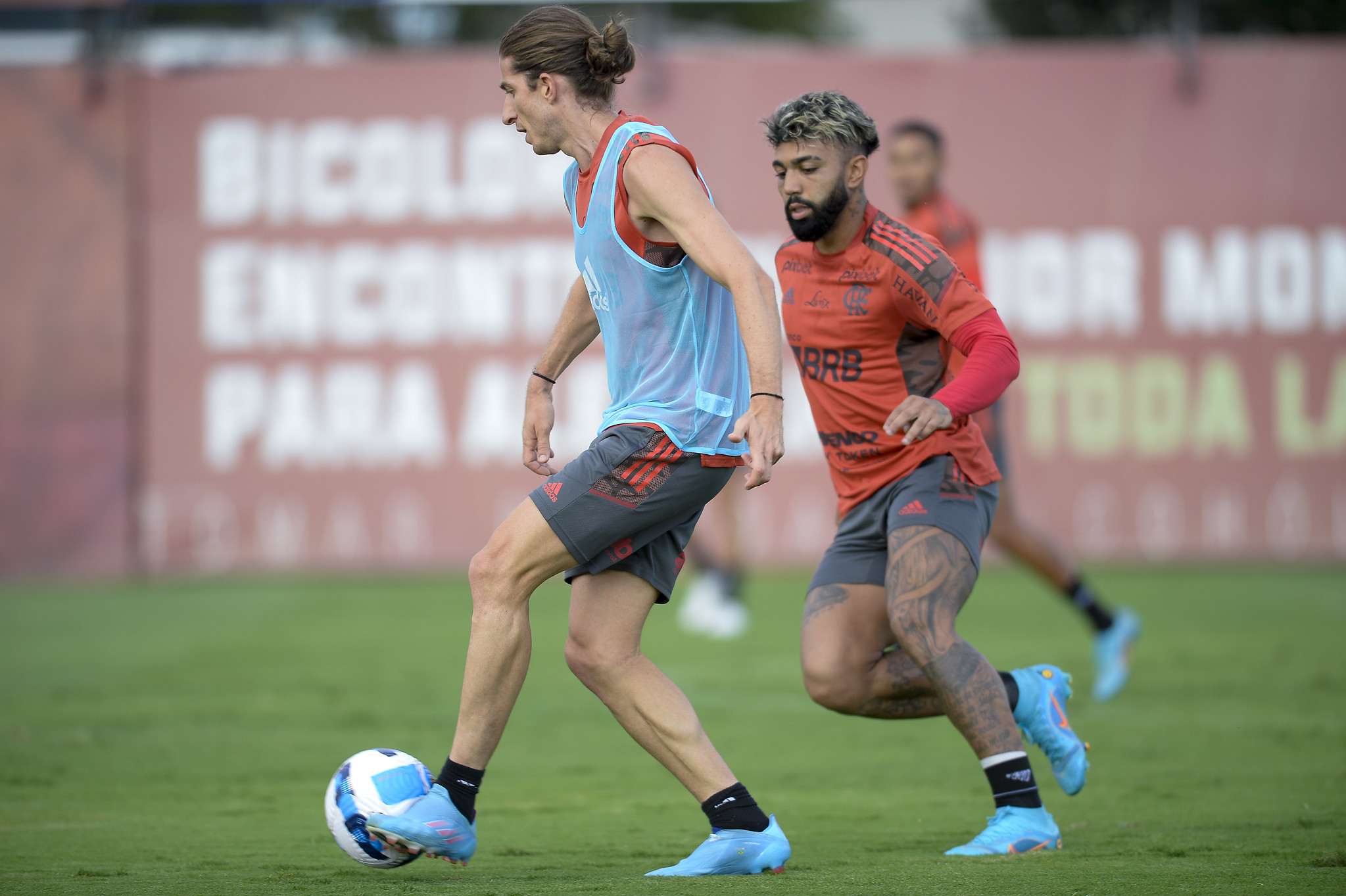 Filipe Luis e Gabriel Barbosa treinando