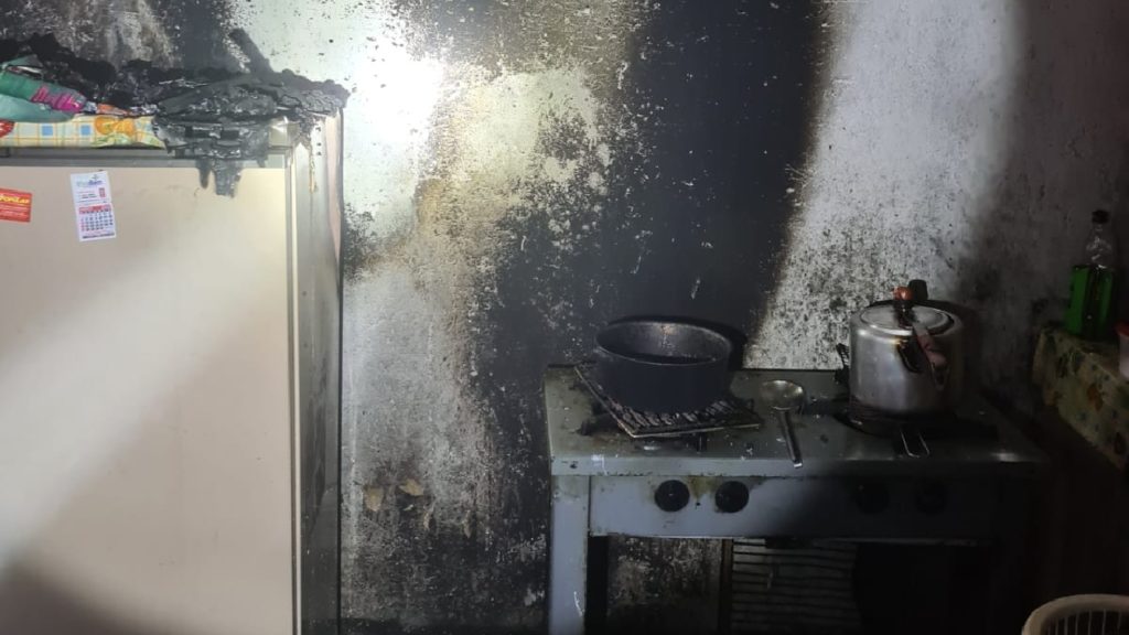 Policiais resgatam mulher de incêndio que começou na cozinha de casa, em Catalão (Foto: Bombeiros)