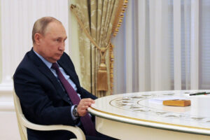 'Mesa gigante' de Putin volta à cena em reunião com chefe da ONU