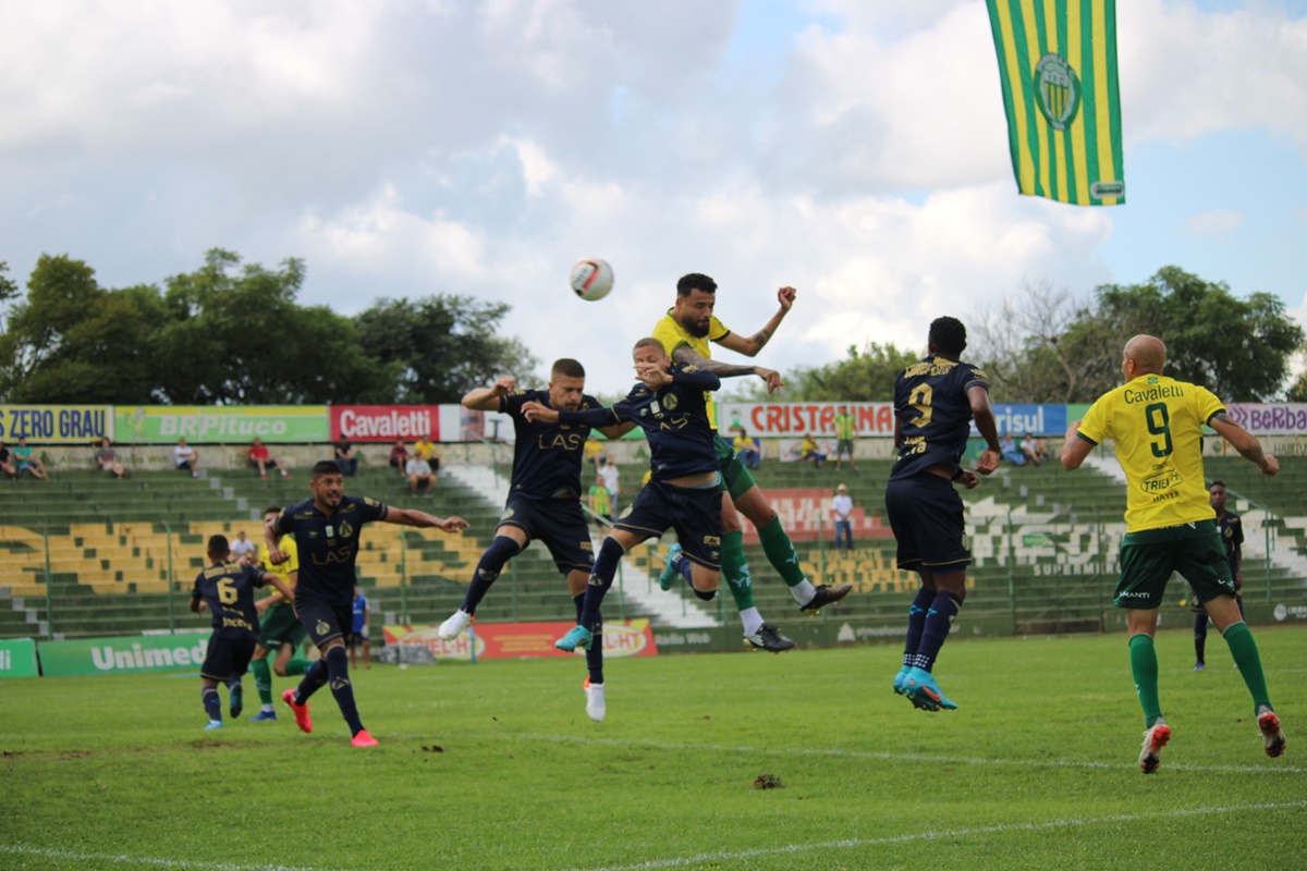 Jogo entre Ypiranga-RS e Aparecidense na estreia da Série C