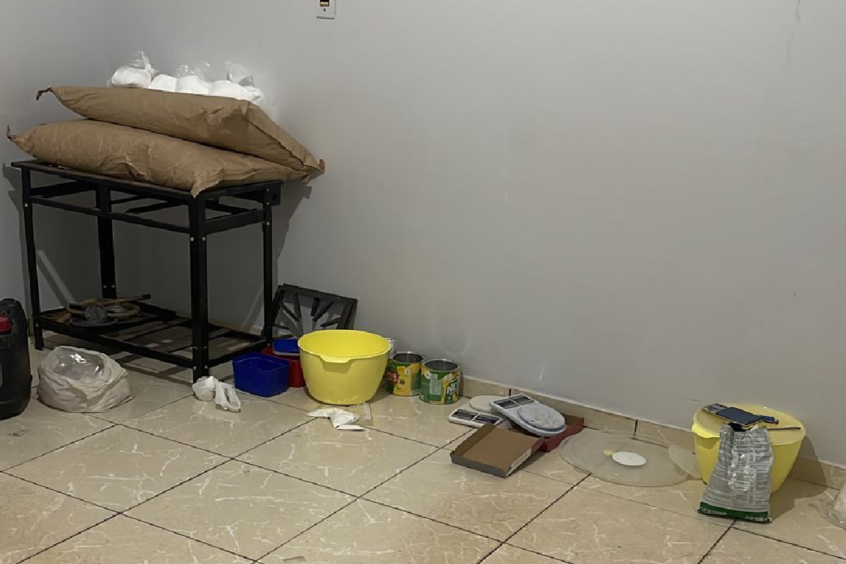 Todos os itens foram apreendidos e levados para a Delegacia de Inhumas. 