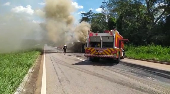 BR-060 é interditada após carreta tombar e pegar fogo, em Abadia de Goiás (Foto: PRF)BR-060 é interditada após carreta tombar e pegar fogo, em Abadia de Goiás (Foto: PRF)