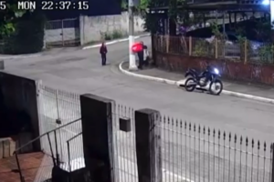 Antes de reagir e ser morto em assalto, jovem se ajoelhou e disse não ter nada