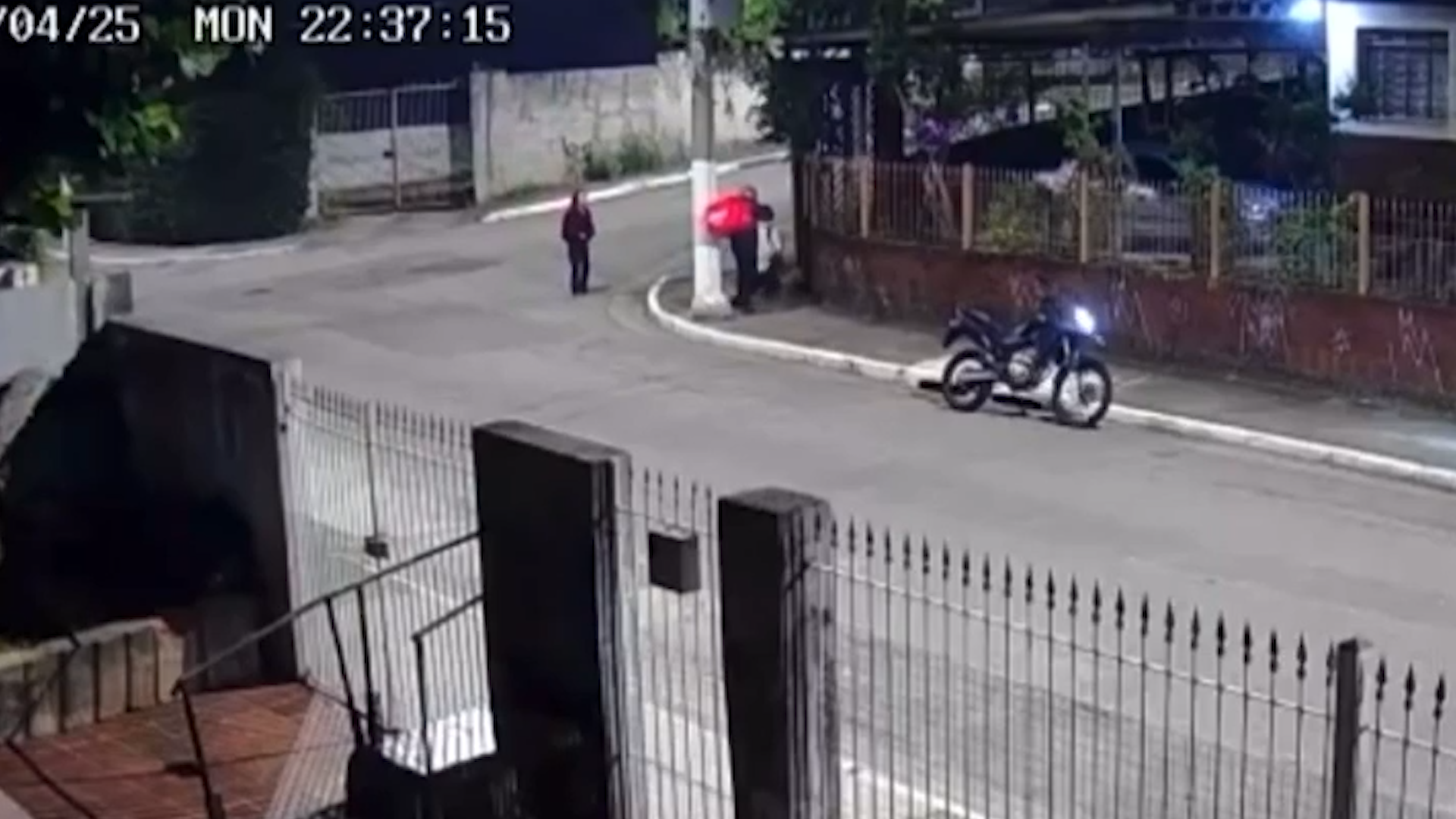 Antes de reagir e ser morto em assalto, jovem se ajoelhou e disse não ter nada