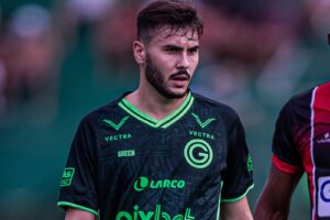 Albano, meio-campista do Goiás