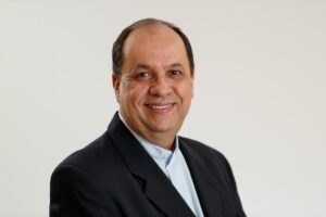 "Entre a fé e os fatos", do Padre e jornalista Rafael Vieira, é lançado em Goiânia nesta quinta