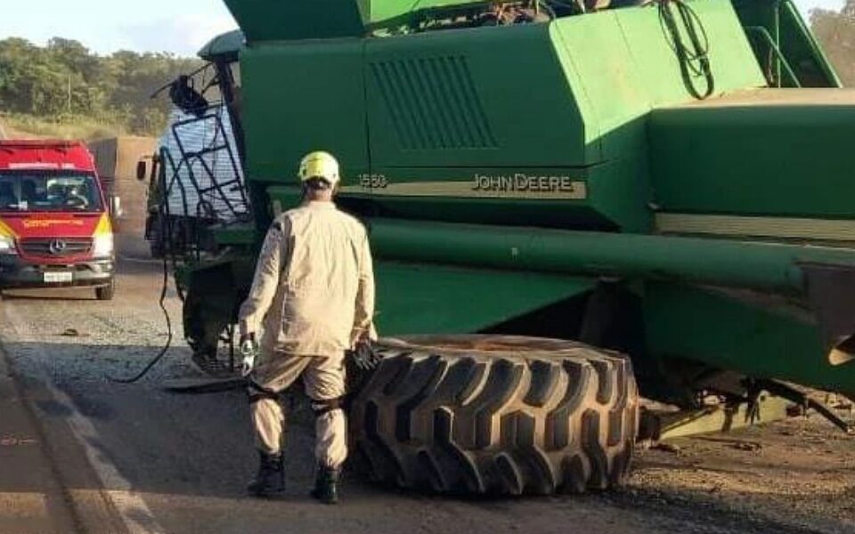 Acidente entre carreta e colheitadeira deixa dois feridos em Ipameri