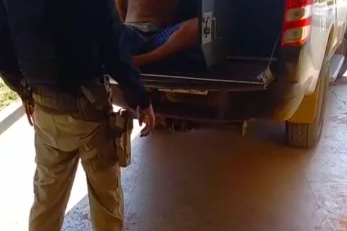 A Polícia Rodoviária Federal (PRF) prendeu um caminhoneiro de 26 anos suspeito de dirigir sob o efeito de drogas. O caso aconteceu no início da manhã desta segunda-feira (11) na BR-364, em Jataí, região sudoeste de Goiás.