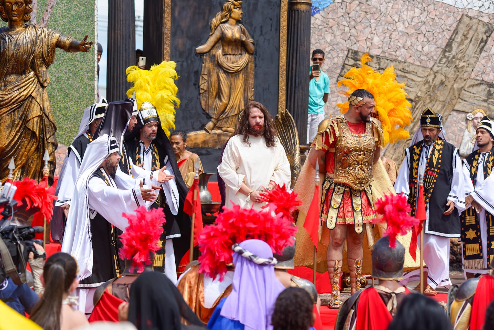Cena do julgamento de Cristo na GO-060 leva fiéis a refletir: "condenamos sem conhecer" (Foto: Jucimar de Sousa - Mais Goiás)