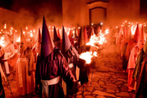 Apenas homens podem participar da Procissão do Fogaréu, em Goiás; entenda