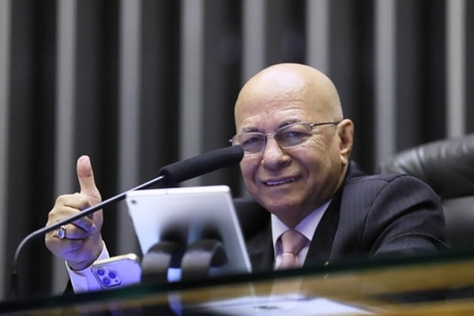 TRE-GO absolve professor Alcides em caso de captação ilícita de recursos