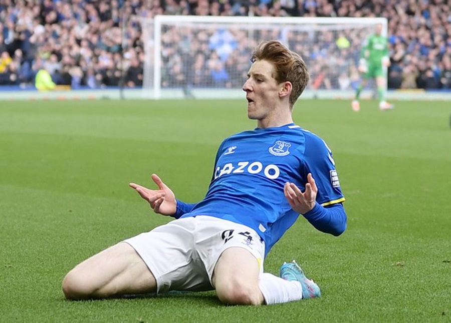 Anthony Gordon comemora gol da vitória do Everton