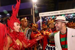 Atriz desfilou na companhia do amado Diogo Nogueira. Paolla Oliveira jogou búzios com pai de santo antes do desfile; fotos