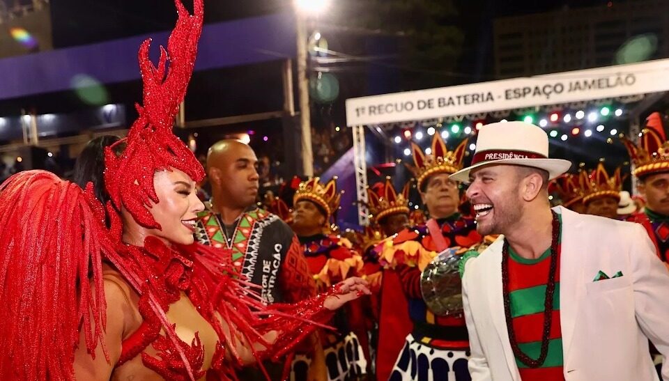 Atriz desfilou na companhia do amado Diogo Nogueira. Paolla Oliveira jogou búzios com pai de santo antes do desfile; fotos