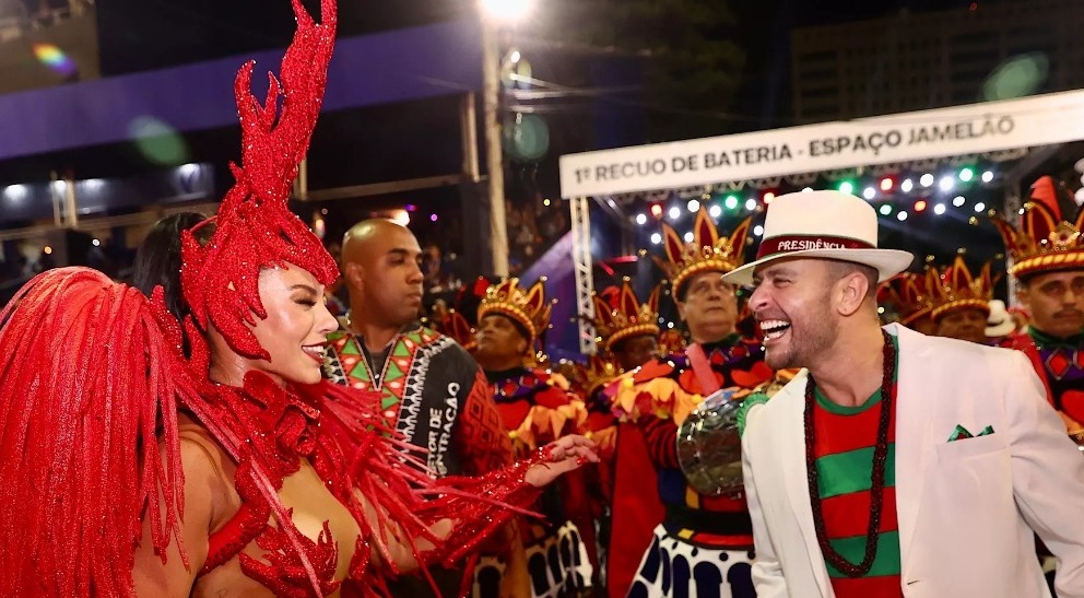 Atriz desfilou na companhia do amado Diogo Nogueira. Paolla Oliveira jogou búzios com pai de santo antes do desfile; fotos
