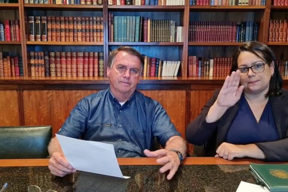 Moraes pede vídeo e prorroga inquérito sobre live de Bolsonaro que ligou vacina a Aids