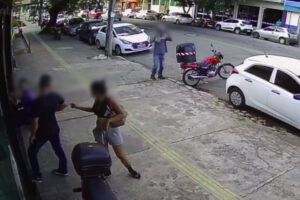Uma mulher que vive em situação de rua feriu o comerciante Wilson Antônio Pinheiro com um estilete, durante a tarde desta segunda-feira (4), no Centro de Goiania. De acordo com Wilson, não existe nenhum motivo para que a mulher o tivesse agredido. Câmeras de monitoramento da região flagraram o momento em que tudo aconteceu.