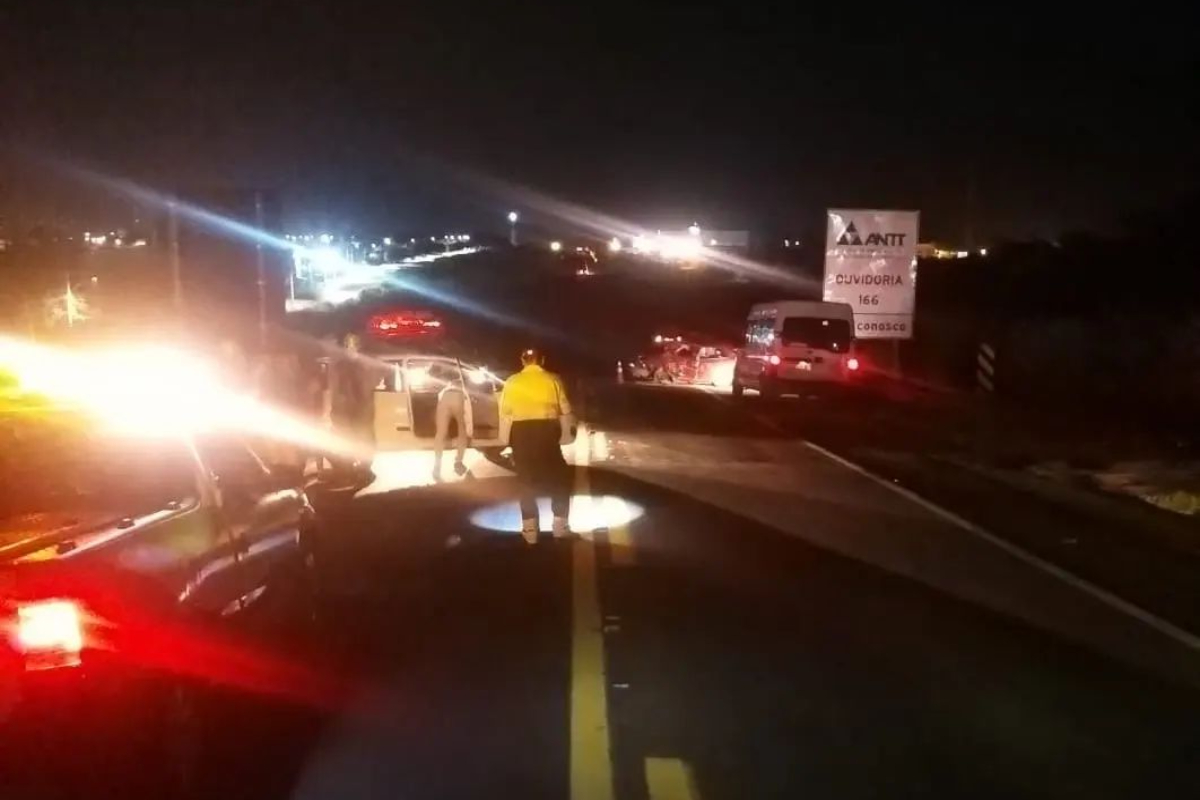 A batida aconteceu entre um VW Gol e um Fiat Uno, por volta das 03 horas, no KM 282A batida aconteceu entre um VW Gol e um Fiat Uno, por volta das 03 horas, no KM 282