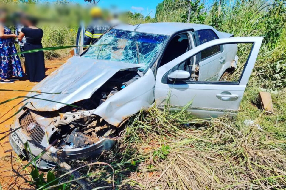 capota após pneu furar - Um carro ocupado por quatro pessoas capotou após o pneu furar, na GO-118. O acidente aconteceu na manhã do último sábado (16), no KM-2, na cidade de Planaltina de Goiás, no entorno do Distrito Federal (DF). Três dos ocupantes ficaram levemente feridos.