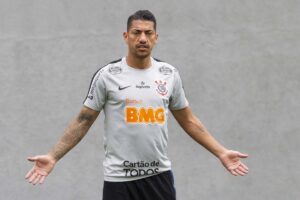Volante Ralf na época que atuava pelo Corinthians