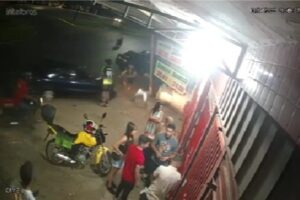 Carro atropela homem após invadir calçada em frente a distribuidora, em Luziânia (GO) (Foto: Reprodução)