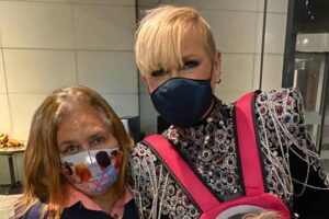 Vídeo mostra apresentadora e fã discutindo. Após ataques, Xuxa esclarece que não negou foto com bolsonarista