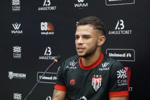 Edson Fernando em apresentação no Atlético Goianiense