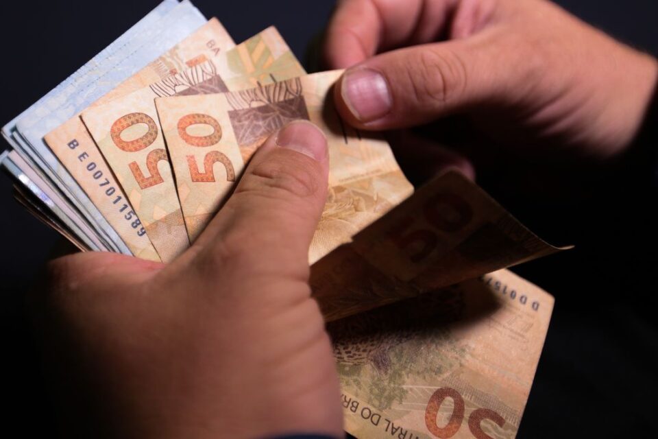 Estão sendo depositados R$ 6 bilhões a 4,46 milhões de contribuintes. Receita paga restituições do quarto lote do IR 2022 nesta quarta