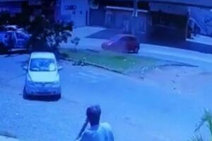 Carro atingiu árvore próximo a rotatória da GO-222 (Foto: Captura)