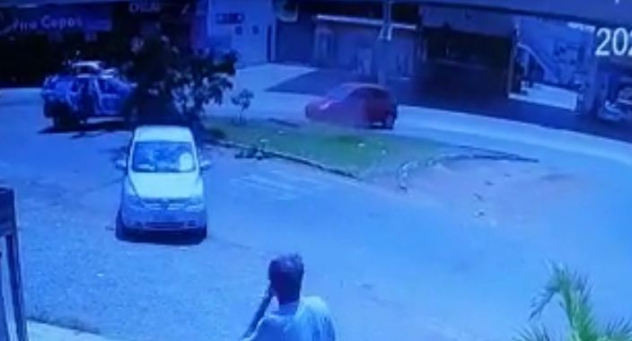 Carro atingiu árvore próximo a rotatória da GO-222 (Foto: Captura)