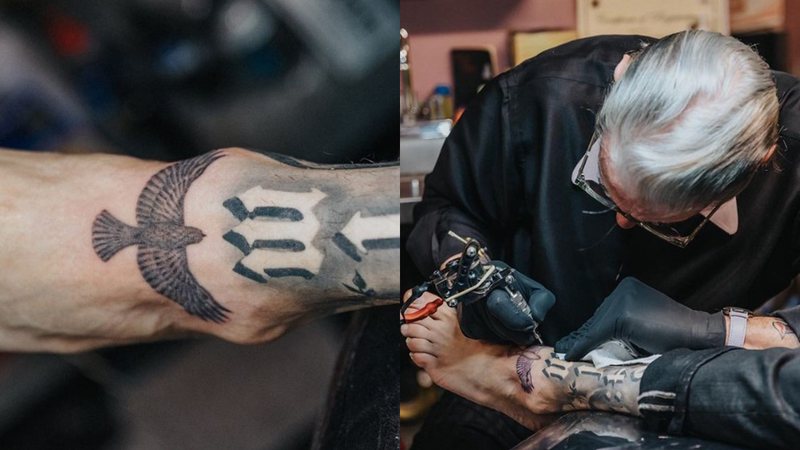 Travis Barker, do Blink-182, tatua falcão em homenagem a Taylor Hawkins