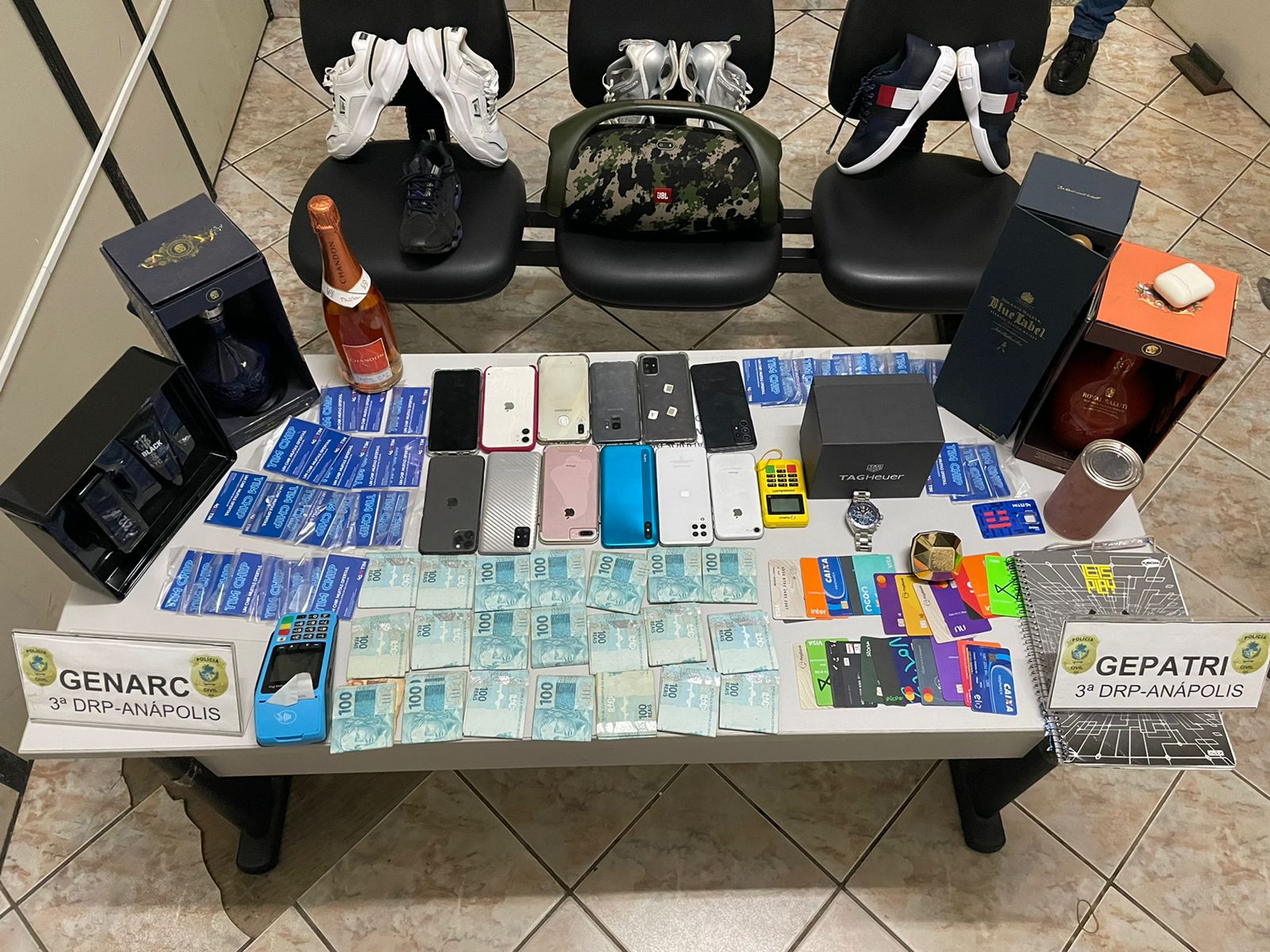 Objetos apreendidos foram levados à Central Flagrantes da Polícia Civil (Foto: Divulgação/Gepatri)