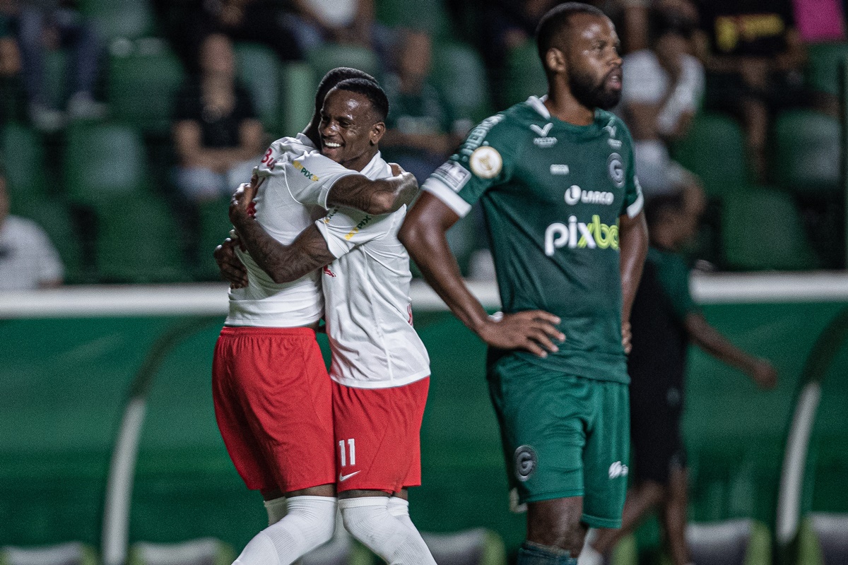 Jogadores do Red Bull Bragantino comemoram gol contra o Goiás.