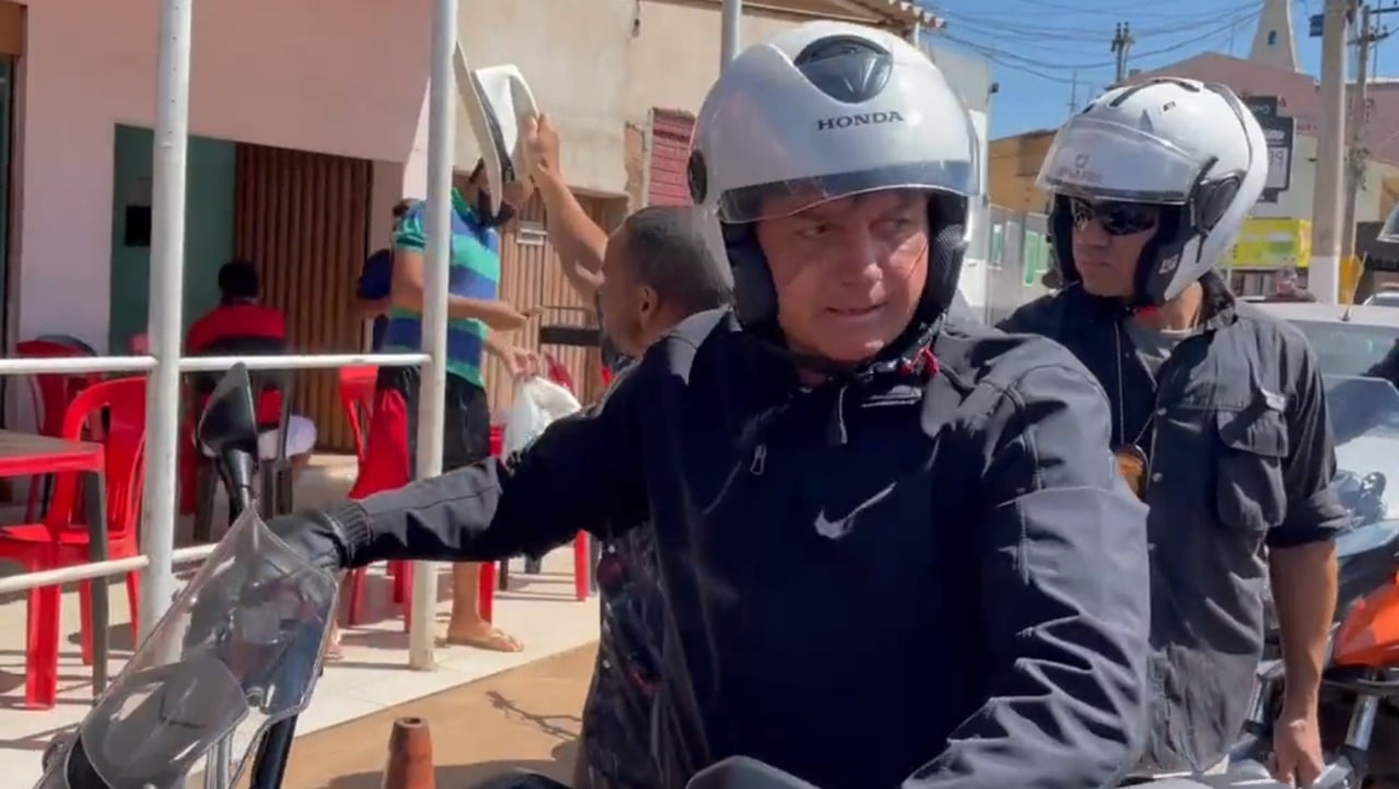 Bolsonaro passeia de moto em Valparaíso (GO) neste sábado (2)