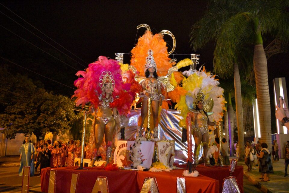 Escolas de samba desfilam no fim de semana em Goiânia