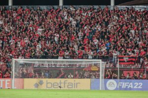 Torcida do Atlético Goianiense no estádio Antônio Accioly