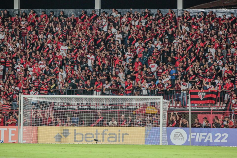 Torcida do Atlético Goianiense no estádio Antônio Accioly