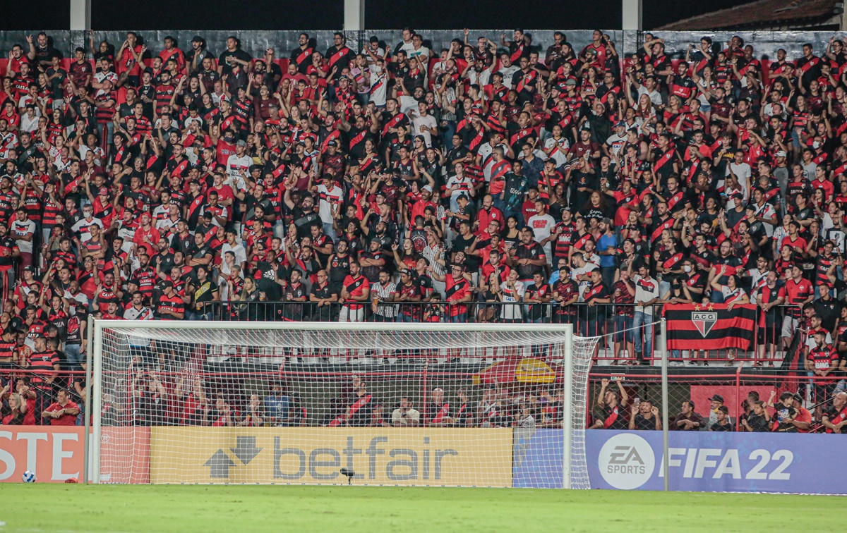Torcida do Atlético Goianiense no estádio Antônio Accioly