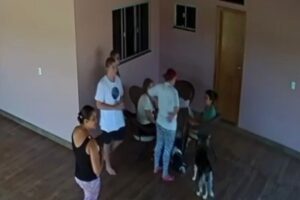 Funcionários deram comida para a menina e a convenceram de esperar a chegada da Polícia Militar. (Foto: Reprodução)