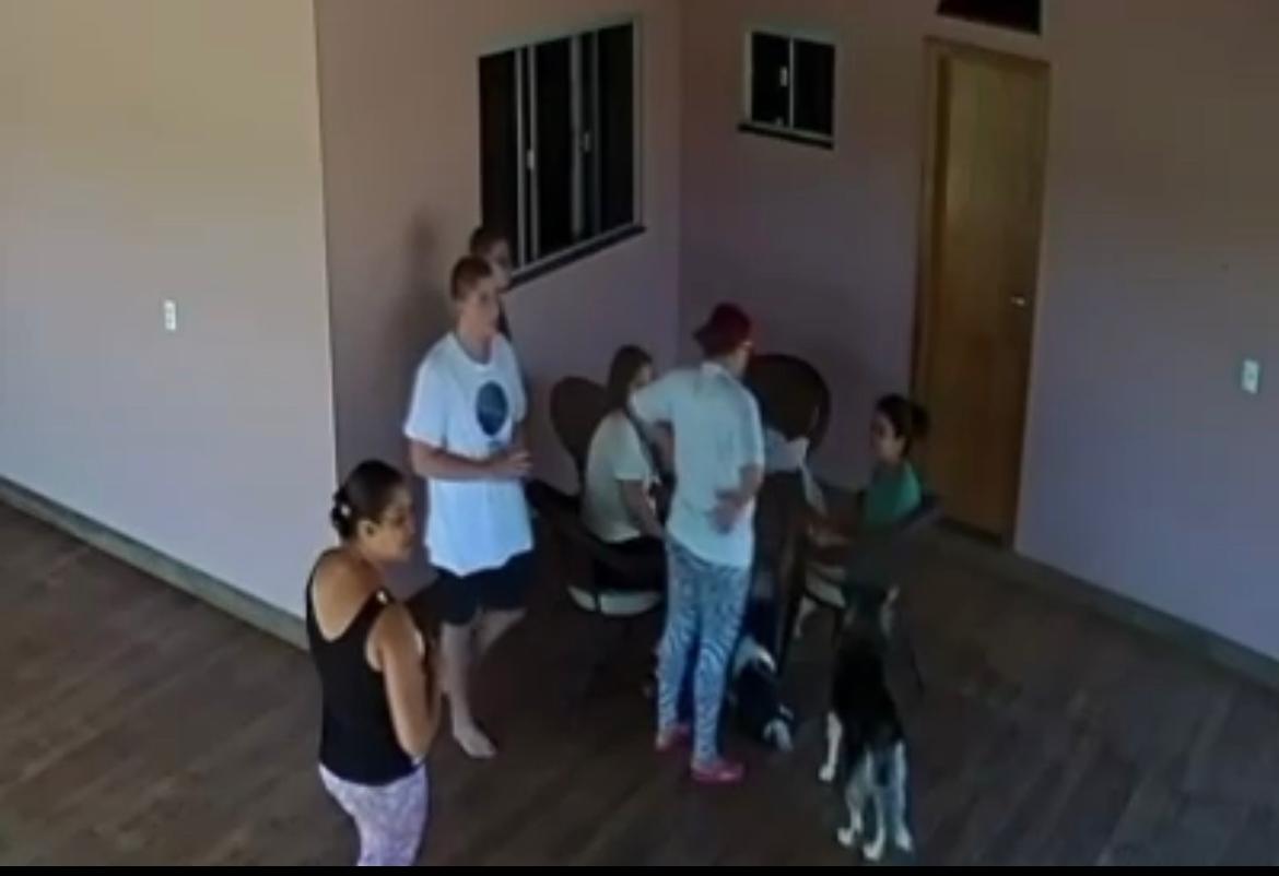 Funcionários deram comida para a menina e a convenceram de esperar a chegada da Polícia Militar. (Foto: Reprodução)