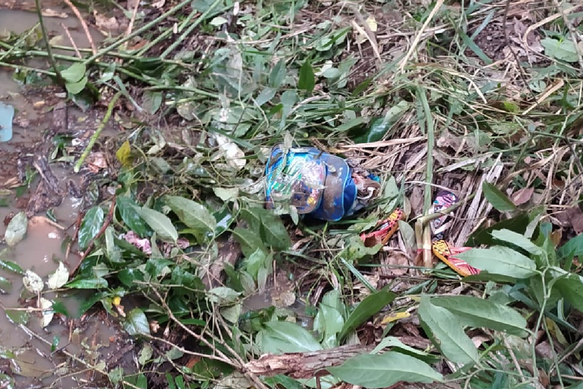 Embalagem de cachaça dentro de uma sacola de plástico (Foto: Divulgação - PRF)