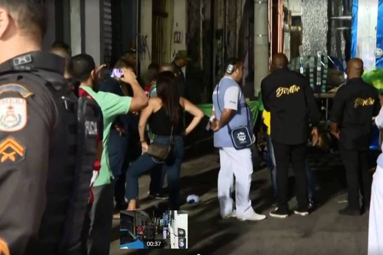 Uma menina de 11 anos teve a perna amputada após acidente em carro alegórico no Carnaval no Rio de Janeiro. O estado é considerado grave. (Foto: reprodução/TV Globo)